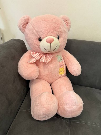 Большой розовый медведь