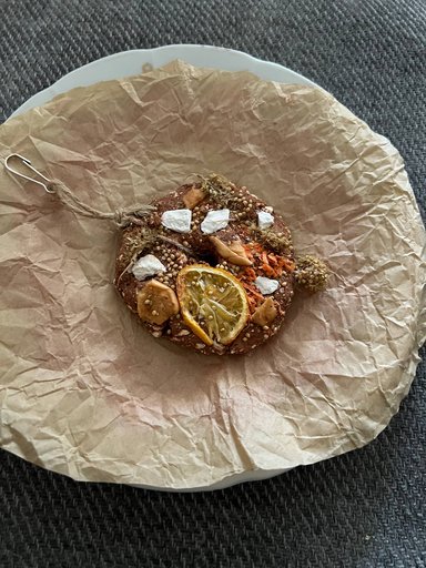 Ручное глиняное лакомство для попугаев